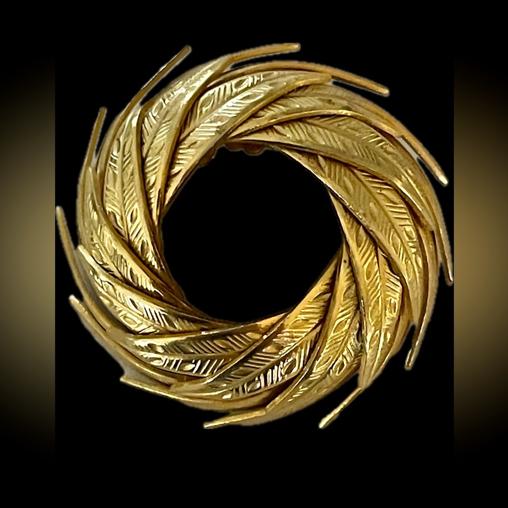 CORO Vintage Gold Leaf Wreath Domed Brooch